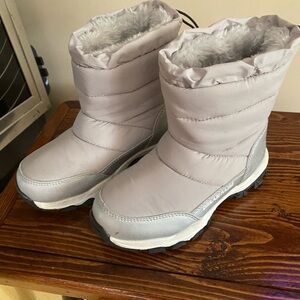 Used Dream pairs girls snow boots grey